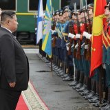 Le dirigeant nord-coréen Kim Jong Un a eu droit à une garde d'honneur avant de repartir en direction de la Corée du Nord à bord de son train blindé.